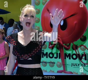 Warf Mitglied Anna Faris, die Stimme der Jailbreak in der animierten motion picture Comedy" die Emoji Film "die Premiere des Films im Regency Dorf Theater im Westwood Abschnitt von Los Angeles am 23. Juli 2017 besucht. Storyline: Gen, ein multi-expressional Emoji, begibt sich auf eine Reise, eine normale zu emoji geworden. Foto von Jim Ruymen/UPI Stockfoto