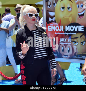 Warf Mitglied Christina Aguilera, die Stimme von Akiko Glitter in die animierte motion picture Comedy" die Emoji Film "die Premiere des Films im Regency Dorf Theater im Westwood Abschnitt von Los Angeles am 23. Juli 2017 besucht. Storyline: Gen, ein multi-expressional Emoji, begibt sich auf eine Reise, eine normale zu emoji geworden. Foto von Jim Ruymen/UPI Stockfoto