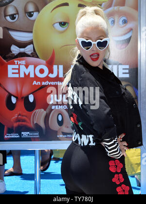 Warf Mitglied Christina Aguilera, die Stimme von Akiko Glitter in die animierte motion picture Comedy" die Emoji Film "die Premiere des Films im Regency Dorf Theater im Westwood Abschnitt von Los Angeles am 23. Juli 2017 besucht. Storyline: Gen, ein multi-expressional Emoji, begibt sich auf eine Reise, eine normale zu emoji geworden. Foto von Jim Ruymen/UPI Stockfoto