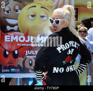 Warf Mitglied Christina Aguilera, die Stimme von Akiko Glitter in die animierte motion picture Comedy" die Emoji Film "die Premiere des Films im Regency Dorf Theater im Westwood Abschnitt von Los Angeles am 23. Juli 2017 besucht. Storyline: Gen, ein multi-expressional Emoji, begibt sich auf eine Reise, eine normale zu emoji geworden. Foto von Jim Ruymen/UPI Stockfoto