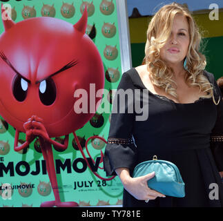 Warf Mitglied Jennifer Coolidge, die Stimme von Maria Meh in der animierten motion picture Comedy" die Emoji Film "die Premiere des Films im Regency Dorf Theater im Westwood Abschnitt von Los Angeles am 23. Juli 2017 besucht. Storyline: Gen, ein multi-expressional Emoji, begibt sich auf eine Reise, eine normale zu emoji geworden. Foto von Jim Ruymen/UPI Stockfoto