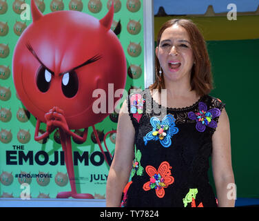 Warf Mitglied Maya Rudolph, die Stimme der Smiler in der animierten motion picture Comedy" die Emoji Film "die Premiere des Films im Regency Dorf Theater im Westwood Abschnitt von Los Angeles am 23. Juli 2017 besucht. Storyline: Gen, ein multi-expressional Emoji, begibt sich auf eine Reise, eine normale zu emoji geworden. Foto von Jim Ruymen/UPI Stockfoto