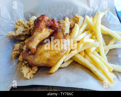 Fried Chicken Wings und Pommes Frites. Stockfoto