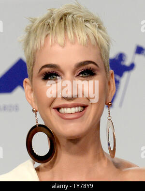 Katy Perry kommt für die 34. jährlichen MTV Video Music Awards im Forum in Inglewood, Kalifornien am 27. August 2017. Foto von Jim Ruymen/UPI Stockfoto