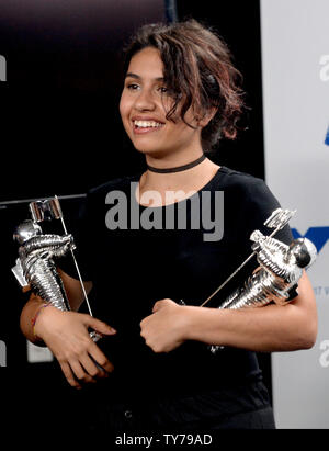 Alessia Cara, der Gewinner der besten Tanz für 'Stay' erscheint hinter der Bühne während der 34. jährlichen MTV Video Music Awards im Forum in Inglewood, Kalifornien am 27. August 2017. Foto von Jim Ruymen/UPI Stockfoto