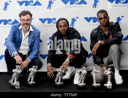 (L - R) Dave Meyers, Kendrick Lamar und Dave sich erscheinen Backstage mit Video des Jahres, Bestes Hip Hop, Beste Kamera, Beste Regie, Beste Art Direction und Beste Visuelle Effekte für 'bescheiden', während die 34. jährlichen MTV Video Music Awards im Forum in Inglewood, Kalifornien am 27. August 2017. Foto von Jim Ruymen/UPI Stockfoto