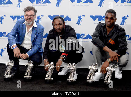 (L - R) Dave Meyers, Kendrick Lamar und Dave sich erscheinen Backstage mit Video des Jahres, Bestes Hip Hop, Beste Kamera, Beste Regie, Beste Art Direction und Beste Visuelle Effekte für 'bescheiden', während die 34. jährlichen MTV Video Music Awards im Forum in Inglewood, Kalifornien am 27. August 2017. Foto von Jim Ruymen/UPI Stockfoto