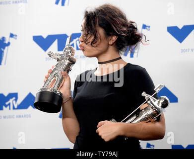 Alessia Cara, der Gewinner der besten Tanz für 'Stay' erscheint hinter der Bühne während der 34. jährlichen MTV Video Music Awards im Forum in Inglewood, Kalifornien am 27. August 2017. Foto von Jim Ruymen/UPI Stockfoto