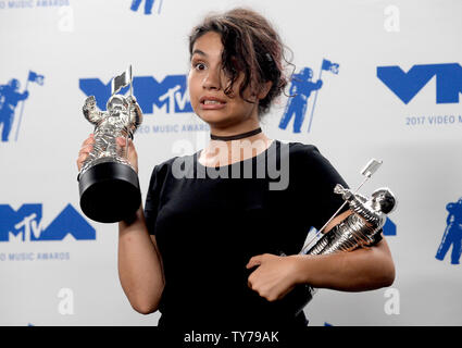 Alessia Cara, der Gewinner der besten Tanz für 'Stay' erscheint hinter der Bühne während der 34. jährlichen MTV Video Music Awards im Forum in Inglewood, Kalifornien am 27. August 2017. Foto von Jim Ruymen/UPI Stockfoto