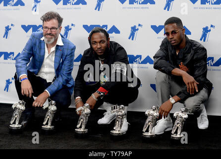 (L - R) Dave Meyers, Kendrick Lamar und Dave sich erscheinen Backstage mit Video des Jahres, Bestes Hip Hop, Beste Kamera, Beste Regie, Beste Art Direction und Beste Visuelle Effekte für 'bescheiden', während die 34. jährlichen MTV Video Music Awards im Forum in Inglewood, Kalifornien am 27. August 2017. Foto von Jim Ruymen/UPI Stockfoto