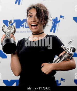Alessia Cara, der Gewinner der besten Tanz für 'Stay' erscheint hinter der Bühne während der 34. jährlichen MTV Video Music Awards im Forum in Inglewood, Kalifornien am 27. August 2017. Foto von Jim Ruymen/UPI Stockfoto