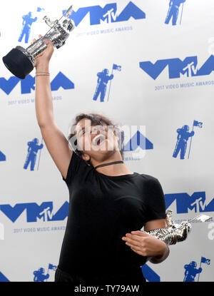 Alessia Cara, der Gewinner der besten Tanz für 'Stay' erscheint hinter der Bühne während der 34. jährlichen MTV Video Music Awards im Forum in Inglewood, Kalifornien am 27. August 2017. Foto von Jim Ruymen/UPI Stockfoto