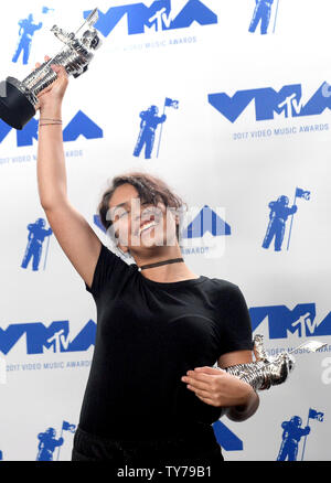 Alessia Cara, der Gewinner der besten Tanz für 'Stay' erscheint hinter der Bühne während der 34. jährlichen MTV Video Music Awards im Forum in Inglewood, Kalifornien am 27. August 2017. Foto von Jim Ruymen/UPI Stockfoto