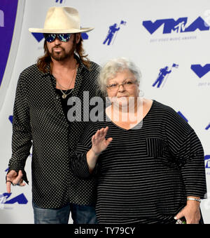 Billy Ray Cyrus (L) und Susan Bro kommen für die 34. jährlichen MTV Video Music Awards im Forum in Inglewood, Kalifornien am 27. August 2017. Foto von Jim Ruymen/UPI Stockfoto