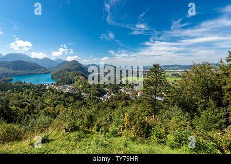 Alpsee und Schwansee Seen und das Schloss Hohenschwangau Village, Schwangau, Ostallgau Bezirk, Bayern, Deutschland, Europa Stockfoto