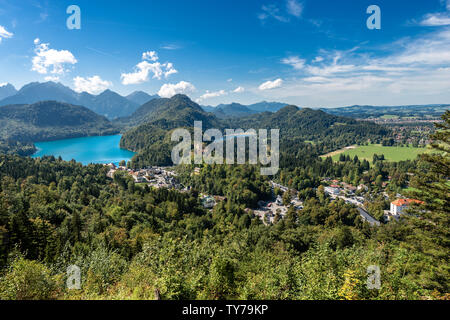 Alpsee und Schwansee Seen und das Schloss Hohenschwangau Village, Schwangau, Ostallgau Bezirk, Bayern, Deutschland, Europa Stockfoto