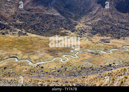 Die schöne Serpentine Waraco Fluss auf der Cordillera Real Traverse, Bolivien Stockfoto
