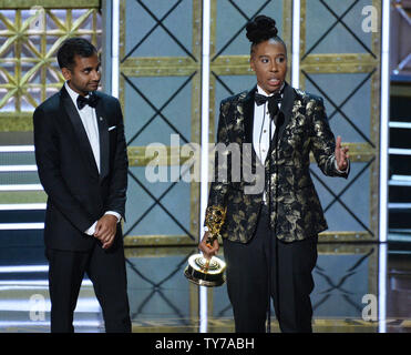 Schriftsteller Aziz Ansari (L) und Lena Waithe akzeptieren Sie die Auszeichnung für herausragende Schreiben für eine Comedy Serie für 'Master auf der Bühne Keine' während des 69. jährlichen Primetime Emmy Awards bei Microsoft Theater in Los Angeles am 17. September 2017. Foto von Jim Ruymen/UPI Stockfoto