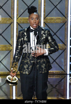 Schriftsteller Aziz Ansari (L) und Lena Waithe akzeptieren Sie die Auszeichnung für herausragende Schreiben für eine Comedy Serie für 'Master auf der Bühne Keine' während des 69. jährlichen Primetime Emmy Awards bei Microsoft Theater in Los Angeles am 17. September 2017. Foto von Jim Ruymen/UPI Stockfoto