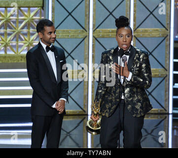 Schriftsteller Aziz Ansari (L) und Lena Waithe akzeptieren Sie die Auszeichnung für herausragende Schreiben für eine Comedy Serie für 'Master auf der Bühne Keine' während des 69. jährlichen Primetime Emmy Awards bei Microsoft Theater in Los Angeles am 17. September 2017. Foto von Jim Ruymen/UPI Stockfoto