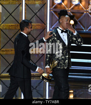 Schriftsteller Aziz Ansari (L) und Lena Waithe akzeptieren Sie die Auszeichnung für herausragende Schreiben für eine Comedy Serie für 'Master auf der Bühne Keine' während des 69. jährlichen Primetime Emmy Awards bei Microsoft Theater in Los Angeles am 17. September 2017. Foto von Jim Ruymen/UPI Stockfoto