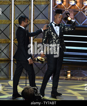 Schriftsteller Aziz Ansari (L) und Lena Waithe akzeptieren Sie die Auszeichnung für herausragende Schreiben für eine Comedy Serie für 'Master auf der Bühne Keine' während des 69. jährlichen Primetime Emmy Awards bei Microsoft Theater in Los Angeles am 17. September 2017. Foto von Jim Ruymen/UPI Stockfoto