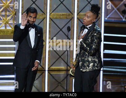 Schriftsteller Aziz Ansari (L) und Lena Waithe akzeptieren Sie die Auszeichnung für herausragende Schreiben für eine Comedy Serie für 'Master auf der Bühne Keine' während des 69. jährlichen Primetime Emmy Awards bei Microsoft Theater in Los Angeles am 17. September 2017. Foto von Jim Ruymen/UPI Stockfoto