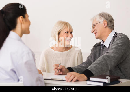 Ältere Paare kaufen Medical Krankenversicherung und Consulting Broker Stockfoto