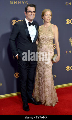 Schauspieler Ty Burrell (L) und Holly Burrell kommen für die 69. jährlichen Primetime Emmy Awards bei Microsoft Theater in Los Angeles am 17. September 2017. Foto von Christine Kauen/UPI Stockfoto