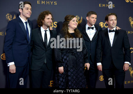 (L - R) Schauspieler Peter Davidson, Kyle Mooney, Aidy Bryant Mikey Tag und Beck Bennett kommen für die 69. jährlichen Primetime Emmy Awards bei Microsoft Theater in Los Angeles am 17. September 2017. Foto von Christine Kauen/UPI Stockfoto