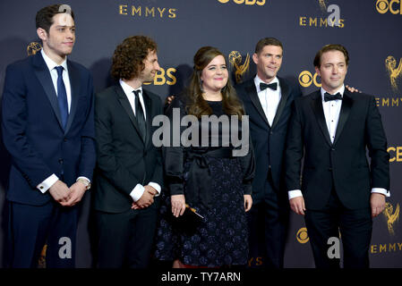 (L - R) Schauspieler Peter Davidson, Kyle Mooney, Aidy Bryant Mikey Tag und Beck Bennett kommen für die 69. jährlichen Primetime Emmy Awards bei Microsoft Theater in Los Angeles am 17. September 2017. Foto von Christine Kauen/UPI Stockfoto