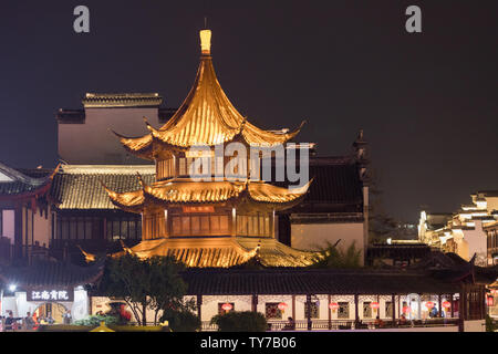 Nachtansicht des Konfuzius Tempel des Qinhuai Fluss in Nanjing. Stockfoto