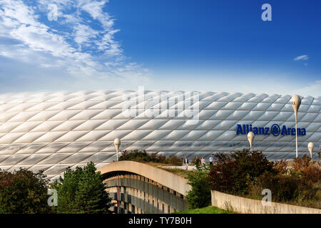 Allianz Arena (Fussball Arena München, Schlauchboot), die home Fußball Stadion für den FC Bayern München. Von außen aus ETFE-Kunststoffplatten. Stockfoto