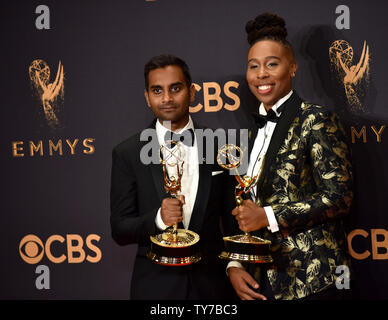 Schriftsteller Aziz Ansari (L) und Lena Waithe, Gewinner der ausstehenden Schreiben für eine Comedy Serie Award für "Master of None", erscheint hinter der Bühne während der 69. jährlichen Primetime Emmy Awards bei Microsoft Theater in Los Angeles am 17. September 2017. Foto von Christine Kauen/UPI Stockfoto