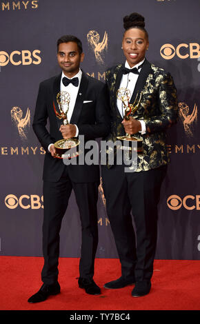 Schriftsteller Aziz Ansari (L) und Lena Waithe, Gewinner der ausstehenden Schreiben für eine Comedy Serie Award für "Master of None", erscheint hinter der Bühne während der 69. jährlichen Primetime Emmy Awards bei Microsoft Theater in Los Angeles am 17. September 2017. Foto von Christine Kauen/UPI Stockfoto