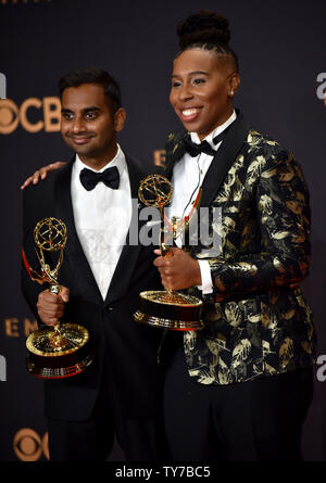 Schriftsteller Aziz Ansari (L) und Lena Waithe, Gewinner der ausstehenden Schreiben für eine Comedy Serie Award für "Master of None", erscheint hinter der Bühne während der 69. jährlichen Primetime Emmy Awards bei Microsoft Theater in Los Angeles am 17. September 2017. Foto von Christine Kauen/UPI Stockfoto