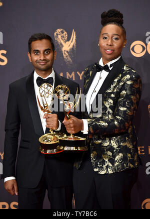 Schriftsteller Aziz Ansari (L) und Lena Waithe, Gewinner der ausstehenden Schreiben für eine Comedy Serie Award für "Master of None", erscheint hinter der Bühne während der 69. jährlichen Primetime Emmy Awards bei Microsoft Theater in Los Angeles am 17. September 2017. Foto von Christine Kauen/UPI Stockfoto