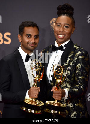 Schriftsteller Aziz Ansari (L) und Lena Waithe, Gewinner der ausstehenden Schreiben für eine Comedy Serie Award für "Master of None", erscheint hinter der Bühne während der 69. jährlichen Primetime Emmy Awards bei Microsoft Theater in Los Angeles am 17. September 2017. Foto von Christine Kauen/UPI Stockfoto