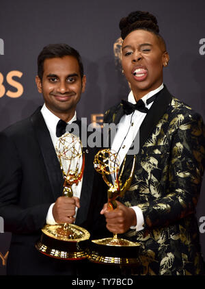 Schriftsteller Aziz Ansari (L) und Lena Waithe, Gewinner der ausstehenden Schreiben für eine Comedy Serie Award für "Master of None", erscheint hinter der Bühne während der 69. jährlichen Primetime Emmy Awards bei Microsoft Theater in Los Angeles am 17. September 2017. Foto von Christine Kauen/UPI Stockfoto