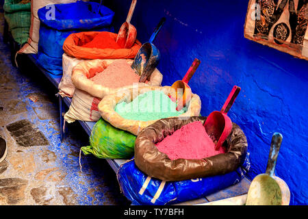 Beutel mit Pulver zur Farbe, die in der Klaren in der Stadt Chefchaouen verkauft werden. Marokko Stockfoto