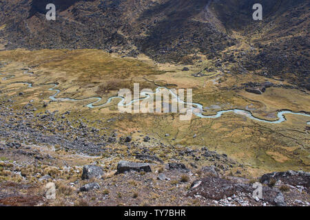 Die schöne Serpentine Waraco Fluss auf der Cordillera Real Traverse, Bolivien Stockfoto