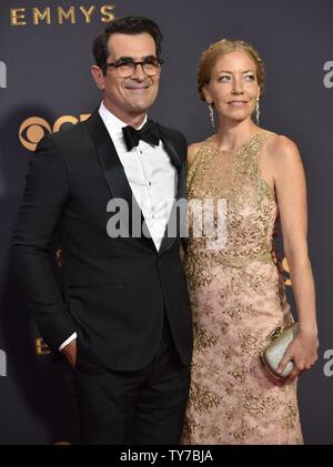 Schauspieler Ty Burrell (L) und Holly Burrell kommen für die 69. jährlichen Primetime Emmy Awards bei Microsoft Theater in Los Angeles am 17. September 2017. Foto von Christine Kauen/UPI Stockfoto