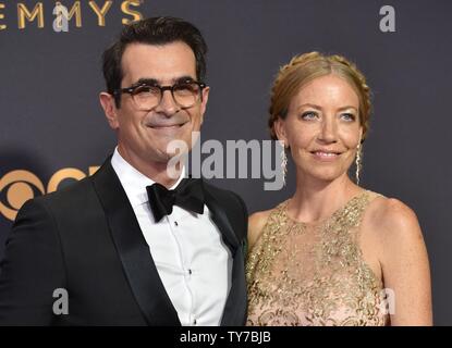 Schauspieler Ty Burrell (L) und Holly Burrell kommen für die 69. jährlichen Primetime Emmy Awards bei Microsoft Theater in Los Angeles am 17. September 2017. Foto von Christine Kauen/UPI Stockfoto