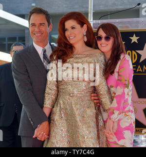 Schauspielerin Debra Messing (C) wird durch Schauspieler Eric McCormack (L) und Megan Mullally während einer enthüllungsfeier Ihre Ehrung mit dem 2.620 th Stern auf dem Hollywood des Ruhmes in Los Angeles am 6. Oktober 2017 entfernt. Foto von Jim Ruymen/UPI Stockfoto