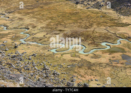Die schöne Serpentine Waraco Fluss auf der Cordillera Real Traverse, Bolivien Stockfoto