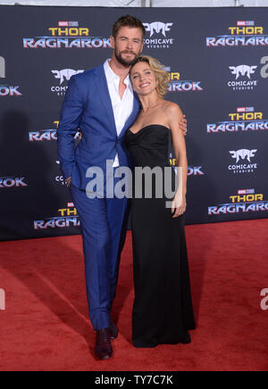Warf Mitglied Chris Hemsworth und seine Frau, die Schauspielerin Elsa Pataky die Premiere des Sci - FI motion picture 'Thor: Ragnarök' am El Capitan Theatre in Hollywood" in Los Angeles am 10. Oktober 2017. Storyline: Thor ist auf der anderen Seite des Universums eingesperrt und findet sich selbst in einem Rennen gegen die Zeit zurück nach Asgard zu erhalten, Ragnarok, die Zerstörung seiner Heimatwelt und das Ende der Zivilisation Asgardian, in die Hände eines allmächtigen neue Bedrohung zu stoppen, die rücksichtslose Hela. Foto von Jim Ruymen/UPI Stockfoto