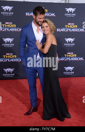 Warf Mitglied Chris Hemsworth und seine Frau, die Schauspielerin Elsa Pataky die Premiere des Sci - FI motion picture 'Thor: Ragnarök' am El Capitan Theatre in Hollywood" in Los Angeles am 10. Oktober 2017. Storyline: Thor ist auf der anderen Seite des Universums eingesperrt und findet sich selbst in einem Rennen gegen die Zeit zurück nach Asgard zu erhalten, Ragnarok, die Zerstörung seiner Heimatwelt und das Ende der Zivilisation Asgardian, in die Hände eines allmächtigen neue Bedrohung zu stoppen, die rücksichtslose Hela. Foto von Jim Ruymen/UPI Stockfoto
