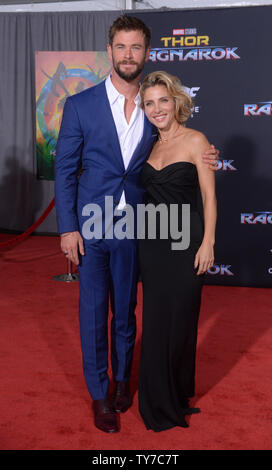 Warf Mitglied Chris Hemsworth und seine Frau, die Schauspielerin Elsa Pataky die Premiere des Sci - FI motion picture 'Thor: Ragnarök' am El Capitan Theatre in Hollywood" in Los Angeles am 10. Oktober 2017. Storyline: Thor ist auf der anderen Seite des Universums eingesperrt und findet sich selbst in einem Rennen gegen die Zeit zurück nach Asgard zu erhalten, Ragnarok, die Zerstörung seiner Heimatwelt und das Ende der Zivilisation Asgardian, in die Hände eines allmächtigen neue Bedrohung zu stoppen, die rücksichtslose Hela. Foto von Jim Ruymen/UPI Stockfoto