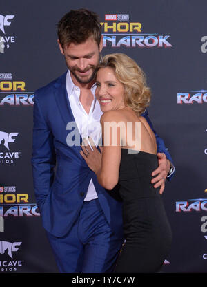 Warf Mitglied Chris Hemsworth und seine Frau, die Schauspielerin Elsa Pataky die Premiere des Sci - FI motion picture 'Thor: Ragnarök' am El Capitan Theatre in Hollywood" in Los Angeles am 10. Oktober 2017. Storyline: Thor ist auf der anderen Seite des Universums eingesperrt und findet sich selbst in einem Rennen gegen die Zeit zurück nach Asgard zu erhalten, Ragnarok, die Zerstörung seiner Heimatwelt und das Ende der Zivilisation Asgardian, in die Hände eines allmächtigen neue Bedrohung zu stoppen, die rücksichtslose Hela. Foto von Jim Ruymen/UPI Stockfoto