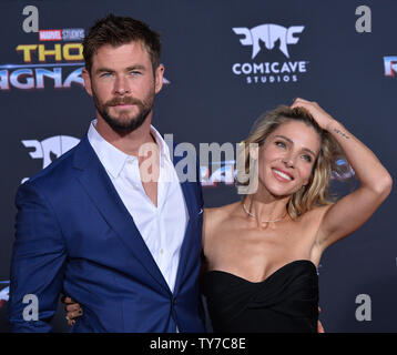 Warf Mitglied Chris Hemsworth und seine Frau, die Schauspielerin Elsa Pataky die Premiere des Sci - FI motion picture 'Thor: Ragnarök' am El Capitan Theatre in Hollywood" in Los Angeles am 10. Oktober 2017. Storyline: Thor ist auf der anderen Seite des Universums eingesperrt und findet sich selbst in einem Rennen gegen die Zeit zurück nach Asgard zu erhalten, Ragnarok, die Zerstörung seiner Heimatwelt und das Ende der Zivilisation Asgardian, in die Hände eines allmächtigen neue Bedrohung zu stoppen, die rücksichtslose Hela. Foto von Jim Ruymen/UPI Stockfoto